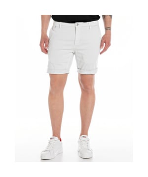 
- Over het Merk: Replay is een Italiaans kledingmerk dat in 1978 werd opgericht door Claudio Buziol. Het merk staat bekend om zijn trendy en casual ontwerpen, die zijn geïnspireerd door de urban lifestyle. De kleding van Replay is gemaakt van hoogwaardige materialen, zoals katoen, denim en leer. Het merk biedt een breed scala aan kleding aan, waaronder jeans, truien, jassen, broeken, shorts en accessoires. De ontwerpen van Replay zijn vaak geïnspireerd door de urban lifestyle. Het merk gebruikt moderne stijlelementen, zoals comfortabele pasvormen, trendy prints en opvallende logo's, om een ​​trendy en casual uitstraling te creëren.
