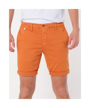 
- Over het Merk: Replay is een Italiaans kledingmerk dat in 1978 werd opgericht door Claudio Buziol. Het merk staat bekend om zijn trendy en casual ontwerpen, die zijn geïnspireerd door de urban lifestyle. De kleding van Replay is gemaakt van hoogwaardige materialen, zoals katoen, denim en leer. Het merk biedt een breed scala aan kleding aan, waaronder jeans, truien, jassen, broeken, shorts en accessoires. De ontwerpen van Replay zijn vaak geïnspireerd door de urban lifestyle. Het merk gebruikt moderne stijlelementen, zoals comfortabele pasvormen, trendy prints en opvallende logo's, om een ​​trendy en casual uitstraling te creëren.