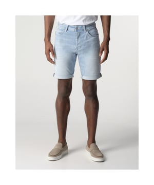 
- Over het Merk: Replay is een Italiaans kledingmerk dat in 1978 werd opgericht door Claudio Buziol. Het merk staat bekend om zijn trendy en casual ontwerpen, die zijn geïnspireerd door de urban lifestyle. De kleding van Replay is gemaakt van hoogwaardige materialen, zoals katoen, denim en leer. Het merk biedt een breed scala aan kleding aan, waaronder jeans, truien, jassen, broeken, shorts en accessoires. De ontwerpen van Replay zijn vaak geïnspireerd door de urban lifestyle. Het merk gebruikt moderne stijlelementen, zoals comfortabele pasvormen, trendy prints en opvallende logo's, om een ​​trendy en casual uitstraling te creëren.