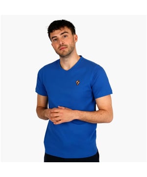 
Heren t-shirt met v-hals.  
 * Shirt met V-hals 
 * Ribboord kraag en mouwen 
 * 73,7% katoen en 26,3% polyester 
 * Comfortabele pasvorm 
 * Geborduurde Q-logo patch op de borst   

 T-Shirt Maasdam

 De Q1905 Maasdam t-shirts met V-hals zijn de perfecte basics voor in iedere kast. Het t-shirt is gemaakt van een mix van katoen en polyester waardoor het comfortabel aanvoelt tijdens het dragen. Is het kouder da misstaat het shirt zeker niet onder een jack of vest. De geborduurde details op de borst en soepele kraag- en mouwboorden maken het shirt af.

  

 Wasinstructies

  
 * Was dit product binnenstebuiten 
 * Was met gelijke kleuren 
 * Maximaal op 30°C graden 
 * Niet in de droger 
 * Strijk dit product binnenstebuiten op de laagste stand