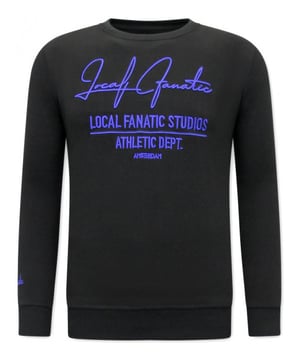 Dit artikel van LF Amsterdam scoor je nu in de uitverkoop op V&D in onze online LF Amsterdam outlet!
Heren Sweater - Athletic Dept. - Zwart / Blauw - <p><strong>Specificaties:<br /></strong>- Heren Sweater - Athletic Dept.<br />- Artikel code: 11-6518ZB<br />- Kleur: Zie Afbeelding<br />- Seizoen: Voorjaar / Najaar<br />- Kraag: Ronde Kraag<br />- Mouwen: Lange Mouw<br />- Patroon: Borduur<br />- Kwalitatief: Hoogwaardige Afwerking<br />- Materiaal: 84% Katoen en 16% Polyester<br />- Weefsel: Geweven<br />- Pasvorm: Getailleerd Italiaans<br />- Wasvoorschrift: Handwas, Binnenste buiten wassen (Niet in de droger)<br />- Beschikbare maten: S - M - L - XL - XXL<br /><br /><b>Local Fanatic</b> is een jong merk voor modebewuste mannen die aandacht besteden aan kleding en uiterlijk met de Allure en Glamour.<br />Kenmerkend van het merk zijn de zeefdruk- en digitaal prints die gegarandeerd staan voor kwaliteit van vooruitstrevende stoffen in Italiaanse pasvormen.</p>