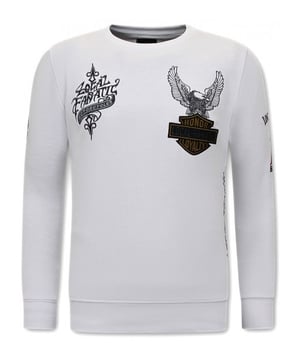 Altijd in de LF Amsterdam uitverkoop op V&D. Dit item koop je nu met flinke korting in de LF Amsterdam outlet!
Heren Sweater - MC Honor & Loyalty - Wit - <p><strong>Specificaties:<br /></strong>- Heren Sweater - MC Honor & Loyalty<br />- Artikel code: 11-6502W<br />- Kleur: Zie Afbeelding<br />- Seizoen: Voorjaar / Najaar<br />- Kraag: Ronde Kraag<br />- Mouwen: Lange Mouw<br />- Patroon: Borduur<br />- Kwalitatief: Hoogwaardige Afwerking<br />- Materiaal: 84% Katoen en 16% Polyester<br />- Weefsel: Geweven<br />- Pasvorm: Getailleerd Italiaans<br />- Wasvoorschrift: Handwas, Binnenste buiten wassen (Niet in de droger)<br />- Beschikbare maten: S - M - L - XL - XXL<br /><br /><b>Local Fanatic</b> is een jong merk voor modebewuste mannen die aandacht besteden aan kleding en uiterlijk met de Allure en Glamour.<br />Kenmerkend van het merk zijn de zeefdruk- en digitaal prints die gegarandeerd staan voor kwaliteit van vooruitstrevende stoffen in Italiaanse pasvormen.</p>