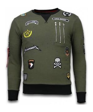 Dit item uit onze Heren Truien & Vesten Outlet outlet scoor je nu extra voordelig op V&D waar het altijd Local Fanatic sale is. 
Exclusieve Crewneck van het topmerk Local Fanatic. Exclusief Basic wordt gemaakt van een zeer hoogwaardige kwaliteit katoen. Ze hebben een uitstekende afwerking en pasvorm.  - <p><strong>Specificaties:</strong><br />- Kleur: Zie Afbeelding<br />- Seizoen: Voorjaar / Najaar<br />- Kraag: Ronde Kraag<br />- Mouwen: Lange Mouw<br />- Patroon: Borduur, Zeefdruk en Rits<br />- Kwalitatief Hoogwaardige Afwerking<br />- Materiaal: 84% Katoen en 16% Polyester<br />- Weefsel: Dun Geweven<br />- Pasvorm: Getailleerd Italiaans<br />- Wasvoorschrift: Handwas, Binnenste buiten wassen (Niet in de droger)<br />- Beschikbare maten: S - M - L - XL - XXL</p>
<p><b>Local Fanatic</b> is een jong merk voor modebewuste mannen die aandacht besteden aan kleding en uiterlijk met de Allure en Glamour.<br />Kenmerkend van het merk zijn de zeefdruk- en digitaal prints die gegarandeerd staan voor kwaliteit van vooruitstrevende stoffen in Italiaanse pasvormen. </p>