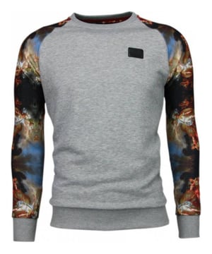 De laatste maten van dit topitem uit onze Local Fanatic outlet, scoor je met een flinke korting. Het is altijd Local Fanatic sale in de Heren Truien & Vesten Outlet outlet op V&D.
Exclusieve Crewneck van het topmerk Local Fanatic. Mythologie Arm Motief wordt gemaakt van een zeer hoogwaardige kwaliteit katoen. Ze hebben een uitstekende afwerking en pasvorm.  - <strong><strong>Specificaties:</strong><br /></strong>- Kleur: Zie Afbeelding<br />- Seizoen: Voorjaar / Najaar<br />- Kraag: Ronde hals<br />- Mouwen: Lange Mouw<br />- Patroon: Bedrukt raglan patroon<br />- Kwalitatief Hoogwaardige Afwerking<br />- Materiaal: 84% Katoen en 16% Polyester<br />- Weefsel: Dun geweven<br />- Pasvorm: Getailleerd Italiaans<br />- Wasvoorschrift: Machinewas 30 graden, Binnenste buiten wassen (Niet in de droger)<br />- Beschikbare maten: S - M - L - XL - XXL - XXXL<br /><b><br />Local Fanatic</b> is een jong merk voor modebewuste mannen die aandacht besteden aan kleding en uiterlijk met de Allure en Glamour.<br />Kenmerkend van het merk zijn de zeefdruk- en digitaal prints die gegarandeerd staan voor kwaliteit van vooruitstrevende stoffen in Italiaanse pasvormen.