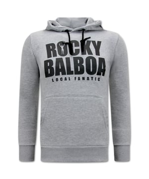 Rocky Balboa Heren Hoodie - Grijs - <p><strong>Specificaties:<br /></strong>- Rocky Balboa Heren Hoodie<br />- Artikel code: 11-6474<br />- Kleur: Zie Afbeelding - Grijs<br />- Seizoen: Voorjaar / Najaar<br />- Kraag: Ronde Kraag<br />- Mouwen: Lange Mouw<br />- Patroon: Print<br />- Kwalitatief: Hoogwaardige Afwerking<br />- Materiaal: 84% Katoen en 16% Polyester<br />- Weefsel: Geweven<br />- Pasvorm: Getailleerd Italiaans<br />- Wasvoorschrift: Handwas, Binnenste buiten wassen (Niet in de droger)<br />- Beschikbare maten: S - M - L - XL - XXL<br /><br /><b>Local Fanatic</b> is een jong merk voor modebewuste mannen die aandacht besteden aan kleding en uiterlijk met de Allure en Glamour.<br />Kenmerkend van het merk zijn de zeefdruk- en digitaal prints die gegarandeerd staan voor kwaliteit van vooruitstrevende stoffen in Italiaanse pasvormen.</p>