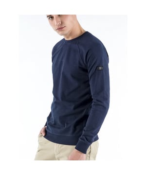 
<p>Deze heren crewneck van Presly & Sun is een ideale basic Raglan sweater. De trui is verkrijgbaar in meerdere kleuren. De kraag, manchetten en tailleband zijn voorzien van elastaan zodat de trui goed aansluit. </p>
<ul>
<li>Modern fit</li>
<li>100% Katoen</li>
</ul>