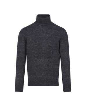 
De Campbell Coltrui van Campbell in de kleur Night Sky is een perfecte keuze voor elke laagjesliefhebber. Met een gemêleerd patroon en een stijlvolle col is deze trui geschikt voor zowel kantoor als casual gelegenheden. Campbell staat voor tijdloze elegantie en kwaliteit, en deze trui weerspiegelt dat met zijn verfijnde uitstraling en comfortabele pasvorm. Ideaal voor een chique maar toegankelijke look. - Over het merk: De herenkleding van Campbell is klassiek met een moderne twist voor een doelgroep die vol van het leven geniet. Campbell heeft warme trendkleuren, prints en materialen in het assortiment. De comfortabele pasvorm van de kledingstukken biedt een heerlijk draagcomfort en voldoende bewegingsruimte. Ieder kledingstuk van Campbell wordt gemaakt van hoogwaardige stoffen en is perfect afgewerkt.