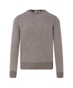 
- Over het Merk: Gran Sasso is een Italiaans kledingmerk dat in 1952 werd opgericht door de familie Di Battista. Het merk staat bekend om zijn hoogwaardige knitwear. De kleding van Gran Sasso is gemaakt van hoogwaardige materialen, zoals wol, kasjmier en cashmere. Het merk biedt een breed scala aan items aan, waaronder truien, vesten, jassen en accessoires. De ontwerpen van Gran Sasso zijn vaak geïnspireerd door de Italiaanse mode. Het merk gebruikt klassieke stijlelementen, zoals nette pasvormen, elegante kleuren en iconische logo's, om een ​​klassieke en tijdloze uitstraling te creëren.