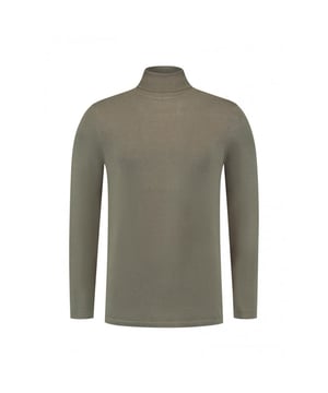 
Verhoog je garderobe met onze Turtleneck Sweater, vakkundig vervaardigd uit een luxueuze mix van 80% viscose en 20% nylon. Deze trui straalt verfijning uit met zijn strakke, gepolijste ontwerp en gladde, weelderige textuur die net zo comfortabel is als stijlvol. Het coltrui-ontwerp biedt klassieke elegantie, zorgt voor extra warmte en een verfijnde uitstraling, terwijl de zachte stretch van de stof zorgt voor een flatterende pasvorm die bij elke draagbeurt zijn vorm behoudt.

Subtiele geribbelde accenten bij de manchetten en zoom voegen een delicate contrast toe, wat het silhouet van de trui versterkt. Een klein, discreet HD-rubberprint driehoekslogo is elegant geplaatst op de bovenrug, net onder de kraag, wat de toewijding van ons merk aan kwaliteit weerspiegelt. Deze coltrui, een sleutelstuk in onze Essential Collection, biedt uitzonderlijke veelzijdigheid—ideaal voor het bereiken van een op maat gemaakte, gepolijste uitstraling met een nette broek of een meer ontspannen look met je favoriete jeans. Het is de perfecte fusie van tijdloze stijl en modern comfort, bedoeld om een ​​hoofdrolspeler in je collectie te worden.