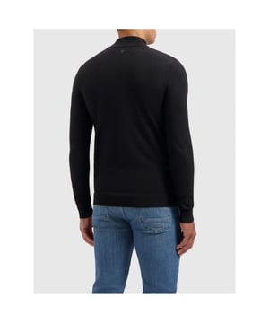 
Geef je garderobe een boost met onze Mockneck Sweater, zorgvuldig vervaardigd uit een verfijnde mix van 80% viscose en 20% nylon. Deze trui heeft een strak en gepolijst uiterlijk met een gladde, luxueuze textuur die net zo goed aanvoelt als hij eruit ziet. Het mockneck-ontwerp voegt een moderne twist toe, terwijl de zachte stretch van de stof zorgt voor een flatterende pasvorm die zijn vorm, na gebruik, behoudt. Subtiele geribde details bij de hals, manchetten en zoom zorgen voor een vleugje textuur, wat het verfijnde silhouet van de trui versterkt.

Een klein, discreet driehoekig logo met HD-rubberprint zit elegant op de bovenrug, net onder de kraag, en toont de toewijding van ons merk aan kwaliteit. Deze trui met opstaande kraag, een opvallend stuk in onze Essential-collectie, is ongelooflijk veelzijdig: perfect voor het creëren van een strakke, getailleerde look met een geklede broek of een meer casual sfeer met je favoriete jeans. Het is de ultieme mix van eigentijdse stijl en comfort, ontworpen als hoeksteen van uw collectie.