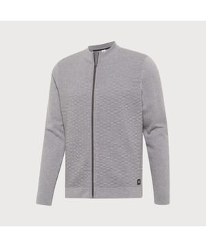 
Het herenvest is afgewerkt met een volledige structuur brei en een mocker hals, waardoor het vest een moderne touch krijgt. Verder is het vest voorzien van een black chromed zippersluiting. Dankzij de modern-fit pasvorm valt de cardigan licht getailleerd om je bovenlichaam en voorziet jou zo van een verzorgde uitstraling, zonder dat dit ten koste gaat van je bewegingsruimte. Combineer het herenvest met een overhemd en een chino voor een smart-casual uitstraling of kies voor een meer casual look en draag de cardigan met een t-shirt op een stoere spijkerbroek. Blue Industry vest - KBIW22-M3