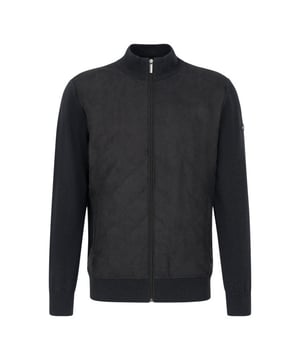 
Ontmoet de Bugatti Vesten Zwart 65551b, een veelzijdig kledingstuk dat moeiteloos stijl en comfort combineert. Gemaakt van hoogwaardig polyester, biedt deze zwarte vest precies de juiste mix van duurzaamheid en comfort. Ideaal voor elke gelegenheid waarin je er verzorgd uit wilt zien zonder concessies te doen aan gemak. Wat direct opvalt aan dit kledingstuk is de verfijnde afwerking met een subtiel ruitpatroon dat zich onderscheidt zonder te opdringerig te zijn. De geribbelde kraag geeft de vest een moderne, tijdloze uitstraling die perfect is voor zowel casual als meer formele settings. Uitgerust met een stevige ritssluiting, zorgt dit kledingstuk ervoor dat jij je altijd beschermd en comfortabel voelt, ongeacht het weer. Daarnaast biedt het ontwerp functionele zakken, ideaal om je handen warm te houden of kleine spullen in op te bergen. Een ander opvallend kenmerk is de combinatie van texturen, die een dynamisch en eigentijds silhouet creëren. Dit maakt de Bugatti Vesten Zwart 65551b