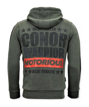 Maak nu de blits met dit topitem van de nieuwe collectie van Local Fanatic. Helemaal van deze tijd en makkelijk te combineren.
Exclusieve Trainingsvest Heren - Conor  Notorious  Hoodie- Groen - <p><strong>Specificaties:<br /></strong>- Exclusieve Trainingsvest Heren <br />- Conor Notorious Hoodie<br />- Artikelcode:11-6246G<br />- Kleur: Groen<br />- Seizoen: Voorjaar / Najaar<br />- Kraag: Ronde Kraag<br />- Mouwen: Lange Mouw<br />- Materiaal: 60% Katoen, 40% Polyester<br />- Pasvorm: Regular Fit<br />- Wasvoorschrift: Handwas, Binnenste buiten wassen (Niet in de droger)<br />- Beschikbare maten: XS- S - M - L - XL</p>
<p><b>Local Fanatic</b> is een jong merk voor modebewuste mannen die aandacht besteden aan kleding en uiterlijk met de Allure en Glamour.<br />Kenmerkend van het merk zijn de zeefdruk- en digitaal prints die gegarandeerd staan voor kwaliteit van vooruitstrevende stoffen in Italiaanse pasvormen.</p>
