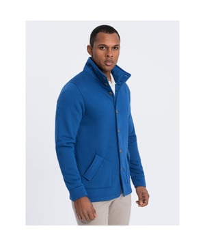 
<p>Herenmode in de Moda Italia stijl van een mannen jasje - vest.<br />
Het vest is voorzien van decoratieve zakken.<br />
Hoge opstaande kraag.<br />
Contrasterende knopen.<br />
Warme stof, aangenaam om aan te raken.<br />
Samenstelling: 28% katoen, 72% polyester<br />
Pasvorm: Normale fit<br />
Kleur: Blauw</p>
<p>Hoogte model: 185 cm<br />
Het model presenteert het product in maat: M</p>
<p>Artikel: OM-0171-1</p>
