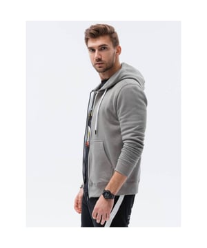 
Klassiek heren vest met capuchon. Capuchon met trekkoord. Licht geïsoleerd, aangenaam om aan te raken. Ritssluiting. Twee zijzakken. Onderkant van het sweatshirt en mouwen afgewerkt met boorden. Subtiel logo-embleem. Perfect geschikt voor casual looks.

 Materiaal: 65% katoen, 35% polyester
 Kleur: Grijs

 De lengte van het model op de foto is 185 cm en draagt maat M