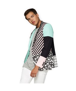 
Cut&Sew is ons eerbetoon aan het iconische postmoderne 80â€™s designcollectief Memphis Group. Ben je een old school guy, gevangen in een moderne wereld? Breng de stijl van â€˜jouwâ€™ tijdperk terug en maak een fashion statement met dit item uit de OppoSuits Deluxe collectie. Het is een blazer van een hoge kwaliteit katoen-mix, met verschillende retro kleuren en patronen.