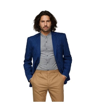 
De Captain blazer uit de OppoSuits Deluxe collectie is een eerbetoon aan de moedige mannen die de zeven zeeÃ«n bevaren hebben. Het jasje is gemaakt van 100% katoen en heeft een krijtstreep van Morse Code, een geheime scheepsvaartboodschap in de voering en oceanische borduursels op het borstzakje en de mouwen. Kapitein waardig, vind je niet?