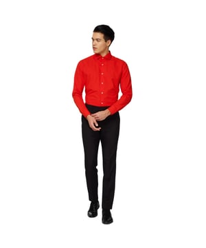 
Voeg je graag wat kleur toe aan je garderobe? Dan mag een rood overhemd niet ontbreken. Ons rode overhemd voor heren is niet alleen feestelijk, maar heeft ook nog een moderne pasvorm en is speciaal ontworpen om met een pak te dragen. Dit zorgt ervoor dat â€˜ie zo comfortabel en stijlvol mogelijk is. Bovendien kun je dit rode overhemd met bijna elk pak combineren, van basic tot kleurrijke pakken met prints. Dus als jij het wel aandurft om een rood overhemd te dragen, is het een goede keuze om je outfit compleet te maken met dit vrolijke, stijlvolle exemplaar.