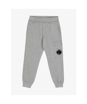 
De CP Company Kids Joggingbroek in Grey Melange heeft een elastieke tailleband met aantrekkoorden en steekzakken. De broek heeft de bekende CP Company lens op de broekzak. Combineer met de bijpassende CP Company sweater.

