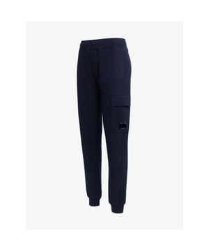 
De CP Company Kids Joggingbroek in Total Eclipse Blue heeft een elastieke tailleband met aantrekkoorden en steekzakken. De broek heeft de bekende CP Company lens op de broekzak. Combineer met de bijpassende CP Company sweater.