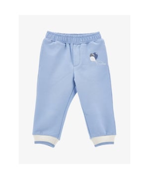 
De Monnalisa Joggingbroek in Celeste Panna behoort tot de Dombo lijn. De broek heeft een elastieke tailleband, steekzakken en geborduurde ballonnen. Combineer met het bijpassende Monnalisa vest en shirt.