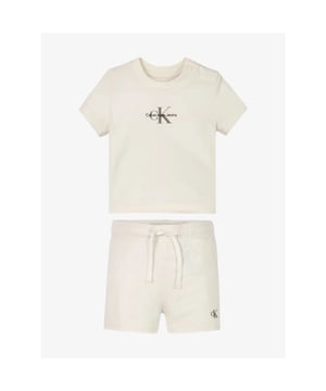 
De Calvin Klein Set in de kleur Off White heeft het logo geprint. Het broekje is aan de snoeren in de taille en het shirt heeft in de kleine maatjes een drukknoopsluiting op de schouder.