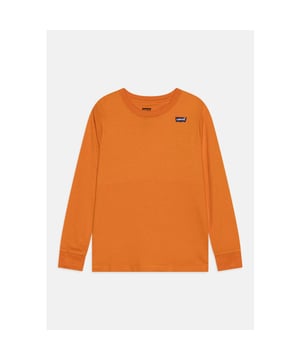 
Dit jongens T-shirt van Levis geeft een frisse nieuwe draai aan de kleur oranje. Het is de perfecte toevoeging aan de kledingkast van elke stoere jongen. Het shirt heeft lange mouwen en een comfortabele ronde hals, waardoor het ideaal is voor zowel warme als koudere dagen. De kleine logo badge op de borst geeft het shirt een unieke merkuitstraling.en#10;en#10;Gemaakt van 60% katoen en 40% polyester, is dit T-shirt zacht en duurzaam. Het is perfect voor dagelijks gebruik en kan gemakkelijk gecombineerd worden met andere kledingstukken. Of het nu voor een dagje spelen buiten of voor een casual gelegenheid is, dit T-shirt is een veelzijdige keuze.en#10;en#10;Voeg een vleugje kleur toe aan de garderobe van je kleine man met dit oranje T-shirt van Levis. Het is verkrijgbaar in verschillende maten en is geschikt voor jongens van alle leeftijden. Bestel nu en laat hem stralen in deze stijlvolle en trendy Levis boys T-shirt!