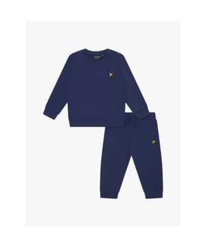 
Het Lyle and Scott Baby joggingpak in de kleur Navy bestaat uit een sweater en joggingbroek en heeft het bekende gele vogeltjes logo. De broek heeft aantrekkoorden en steekzakken.
