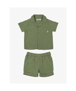 
2-delige jongen baby set. Zomerse set met een bloes met korte mouwen en een bijpassende korte short.
Dit baby set is vanaf maat 68 t/m maar 104 verkrijgbaar.