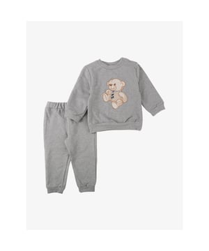 
De Patachou joggingpak in Melange Grey heeft een fleecevoering, drukknoopsluiting op de schouders en een geborduurde beer met stropdas. De joggingbroek heeft een elastieke tailleband.