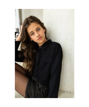 
l Stylish black blouse in een comfy zwarte viscose kwaliteit. Bescheiden cropped look, zodat je net je navel ziet maar niet je hele buik.
Perfect item voor een feestje maar natuurlijk ook super cool gecombineerd met een stoere jeans.