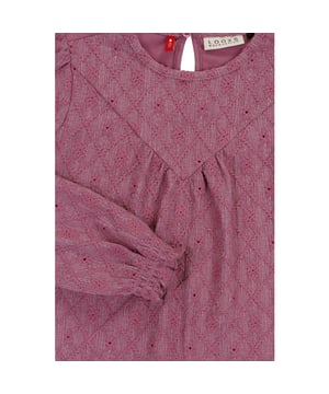 
Loose-fit kanten top in een trendy lila kleur.
Jersey achterkant.
Ideaal kledingstuk in je nieuwe garderobe daar je het met alles kan combineren.
Sluit in de nek met een knoopje.
Geborduurd hartje op de borst.
Gesmockte uiteindes bij de mouwtjes.