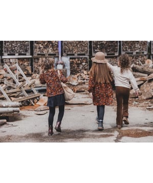 
Back to the seventy's!
Super leuke blouse in een mooie baby rib kwaliteit, geprint in een retro bloemenprint. 
A-lijn fit met klein rond kraagje, sluit in de nek met een knoopje.
Fancy pof mouwtjes.