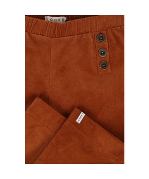 
l For fashion monsters only, deze super stylish wide leg broek. Winterse stof in een baby corduroy stof.¬† Elastische tailleband met leuke fake knopen sluiting. Combineert perfect met elke willekeurige top uit deze tweede drop van LOOXS little.