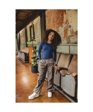 
Trend alert! Deze broek is helemaal hot!
Steekzakken en een verstelbaar elastiekje in de taille.
Broek heeft onderaan pijp een elastiekje wat een wat meer "puffy" effect aan de broek geeft.
Mooie matte stof met een fancy 'kraakje".