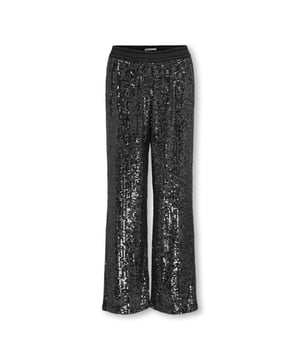 
Deze prachtige zwarte lange broek voor meisjes van het merk Kids Only is een must-have voor de garderobe van elke jonge fashionista. Gemaakt van hoogwaardige materialen, zoals 96% polyester en 4% elastaan, is deze broek niet alleen stijlvol maar ook comfortabel om te dragen. De zwarte kleur maakt het eenvoudig te combineren met allerlei topjes en truien, waardoor het de perfecte keuze is voor elke gelegenheid. Of het nu voor een feestje of een dagje school is, deze broek ziet er altijd geweldig uit. Bestel nu en laat je dochter stralen in deze trendy lange broek van Nummer Zestien!