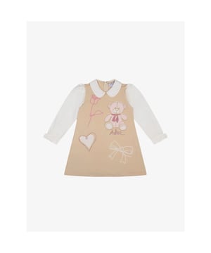 
Een prachtige meisjesjurk van Adee. Het lijkt op een overgooier maar het is een jurk met vaste beige effen mouwen. Jurk is versierd met leuke prints en strasstenen.