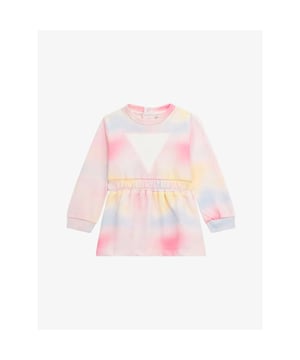 
De Guess Kids Jurk in Rainbow is lichtroze met gele, fuchsia en blauwe vlekken. De jurk is een sweatdress met elastieke tailleband. De jurk heeft een drukknoopsluiting op de rug en het bekende Guess Triangle logo in lichtroze op de voorkant.