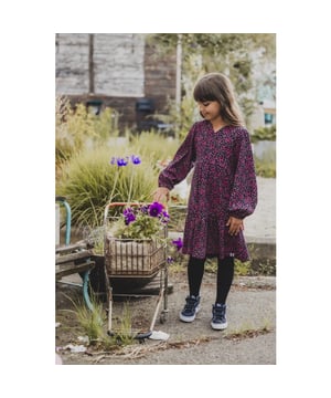 
Elegant en toch stoer, thats how we like it!
Jersey wijde jurk in een zachte krinkel stof.
Winters bloemenprintje in een combi van felle en warme kleuren.
Leuk detail zijn de extra wijde girly mouwen.
Sluit in de nek met een knoopje.
