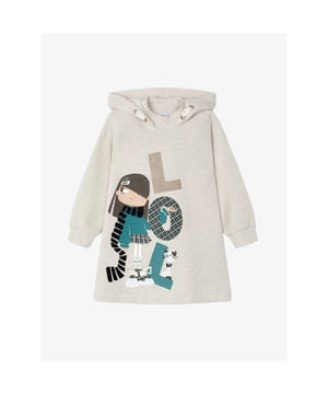 
De Mayoral Hoodie Jurk in Stone heeft een lurex zilveren glitterdraad verwerkt. De jurk heeft een fleecevoering, een print met brons metallic details en vilt. 