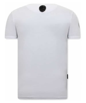 Het merk Local Fanatic staat bekend om zijn tijdloze uitstraling. Neem bijvoorbeeld dit item uit de nieuwe collectie van Local Fanatic. Geschikt voor elke gelegenheid en nu beschikbaar bij V&D!
Narcos Plata O Plomo T-shirt Heren  - Wit - <p><strong>Specificaties:<br /></strong>- Narcos Plata O Plomo T-shirt Heren<br />- Artikel code: 11-6461<br />- Kleur: Zie Afbeelding - Wit<br />- Seizoen: Voorjaar / Najaar<br />- Kraag: Ronde Kraag<br />- Patroon: Print<br />- Kwalitatief Hoogwaardige Afwerking<br />- Materiaal: 93% Katoen en 7% Lycra<br />- Pasvorm: Getailleerd Italiaans<br />- Wasvoorschrift: Handwas, Binnenste buiten wassen (Niet in de droger)<br />- Beschikbare maten: S - M - L - XL - XXL<strong><br /></strong><strong><br />Local Fanatic</strong> is een jong merk voor modebewuste mannen die aandacht besteden aan kleding en uiterlijk met de Allure en Glamour. Kenmerkend van het merk zijn de zeefdruk- en digitaal prints die gegarandeerd staan voor kwaliteit van vooruitstrevende stoffen in Italiaanse pasvormen.</p>