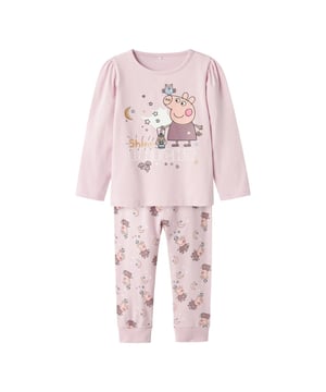 
De meisjes pyjamaset van Name It is perfect voor jonge fans van Peppa Pig. Met een zachte roze kleur en een vrolijke print brengt deze set comfort en plezier samen. De lange mouwen en broek maken het ideaal voor koudere nachten.