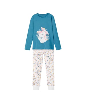 
Name It lange meisjes pyjama. Deze kinder pyjamaset bestaat uit een shirt met lange mouwen met unicorn print aan de voorzijde. Compleet met een lange pyjamabroek voorzien van kleurrijke stippen. Broek en shirt zijn gemaakt van 95% katoen en 5% elastaan.