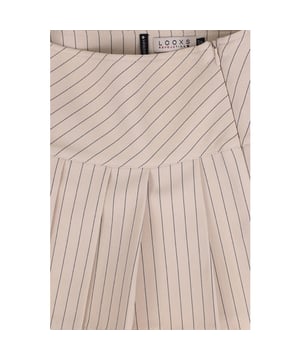 
l Girls will love this skirt in College Style! 
Stoer rokje in beige tint met een fijn antra streepje. Rokje sluit met een blinde rits en een extra knoopje aan de binnenkant. Mini lengte. Mooi aansluitend boven het plooi gedeelte.