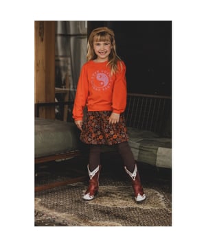 
Back to the seventy's!
Super leuke dit wijde mini rokje in een mooie baby rib kwaliteit, geprint in een retro bloemenprint.
Leuk in combinatie met 1 van de te gekke sweaters uit deze eerste drop van LOOXS little.
Elastische tailleband.