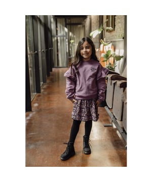 
TWINNING ITEM, kijk bij LXS the female concept voor de dames jurk of blouse in dezelfde stof.
Flowers to love! 
Antra met lila kleuren gebruik.
Onderaan afgewerkt met een antra kanten tape.
Comfy viscose stof.
Elastische tailleband