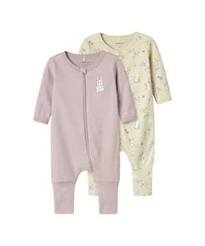 
De NBFNIGHTSUIT RABBIT pyjama’s van Name It zijn een perfecte keuze voor de kleintjes. Deze 2-pack met schattige konijnenprint is gemaakt van een zachte, biologische katoenmix en voorzien van een praktische ritssluiting. Een combinatie van stijl en comfort voor rustige nachten.
