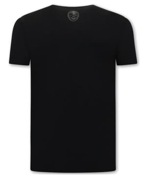 Nu dit artikel van Local Fanatic met hoge korting in de Local Fanatic outlet op V&D!
Heren T shirt Korte Mouw  - Thug Life - Zwart - <p><strong>Specificaties:<br /></strong>- Heren T shirt Korte Mouw - Thug Life<br />- Artikel code: 11-6429<br />- Kleur: Zie Afbeelding - Zwart<br />- Seizoen: Voorjaar / Najaar<br />- Kraag: Ronde Kraag<br />- Patroon: Print<br />- Kwalitatief Hoogwaardige Afwerking<br />- Materiaal: 93% Katoen en 7% Lycra<br />- Pasvorm: Getailleerd Italiaans<br />- Wasvoorschrift: Handwas, Binnenste buiten wassen (Niet in de droger)<br />- Beschikbare maten: S - M - L - XL - XXL<strong><br /></strong><strong><br />Local Fanatic</strong> is een jong merk voor modebewuste mannen die aandacht besteden aan kleding en uiterlijk met de Allure en Glamour. Kenmerkend van het merk zijn de zeefdruk- en digitaal prints die gegarandeerd staan voor kwaliteit van vooruitstrevende stoffen in Italiaanse pasvormen.</p>