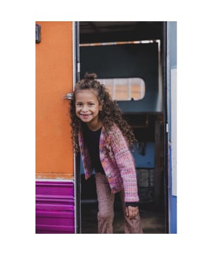 
Super mooi gebreid vest in een fancy multicolor look, perfecte match in deze eerste drop van Looxs little. 
Vest prikt absoluut niet en is een heerlijke warme toevoeging aan je winter garderobe.
Sluit met een mooie grote knopen.
Loose-fit shape.