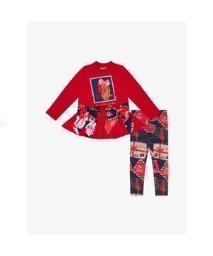 
2-deige meisje set van Adee. Set bestaat uit een rode tuniek met prachtige print en een bijpassende legging.